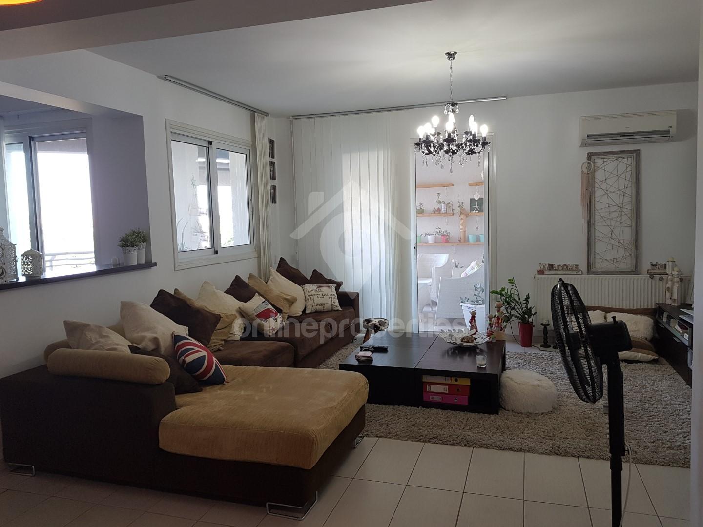 To change image, hover mouse over thumbnails below