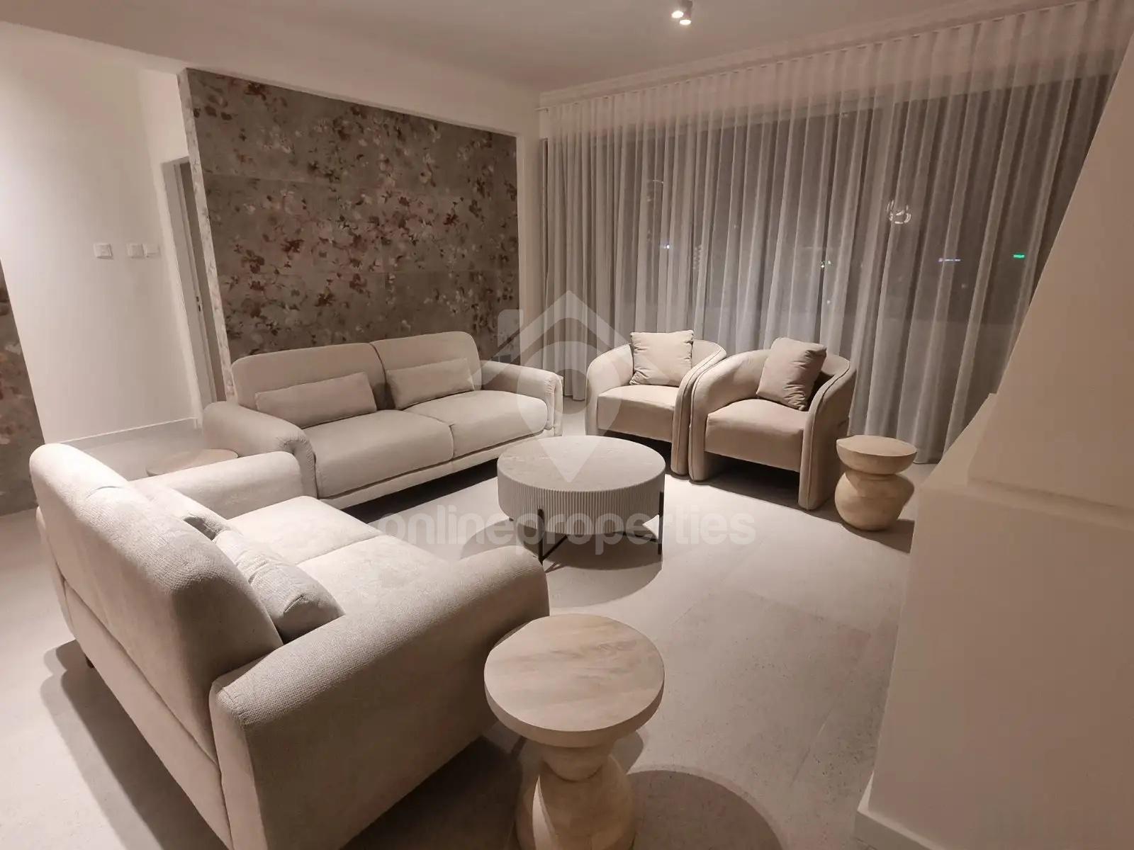 To change image, hover mouse over thumbnails below