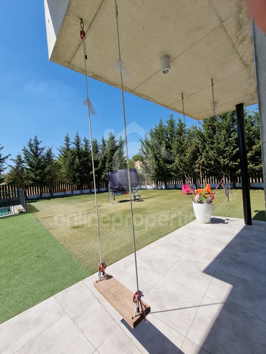 To change image, hover mouse over thumbnails below