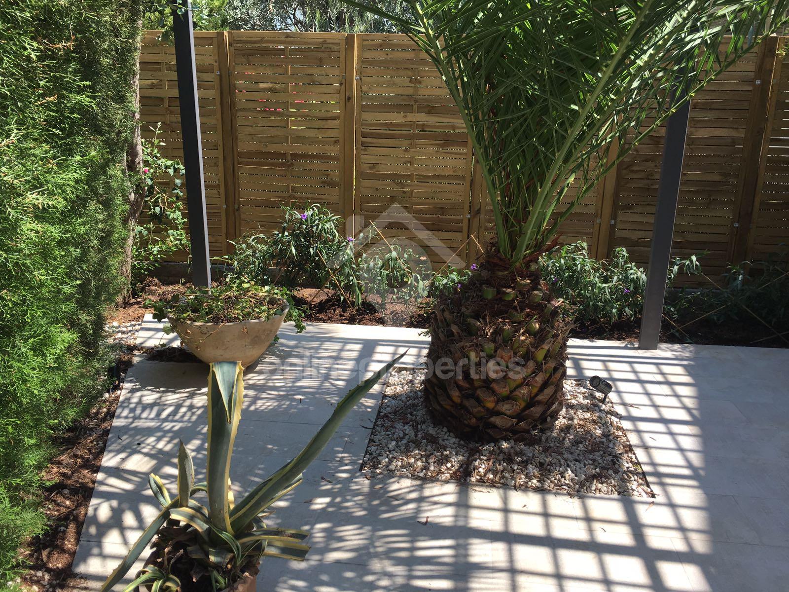 To change image, hover mouse over thumbnails below