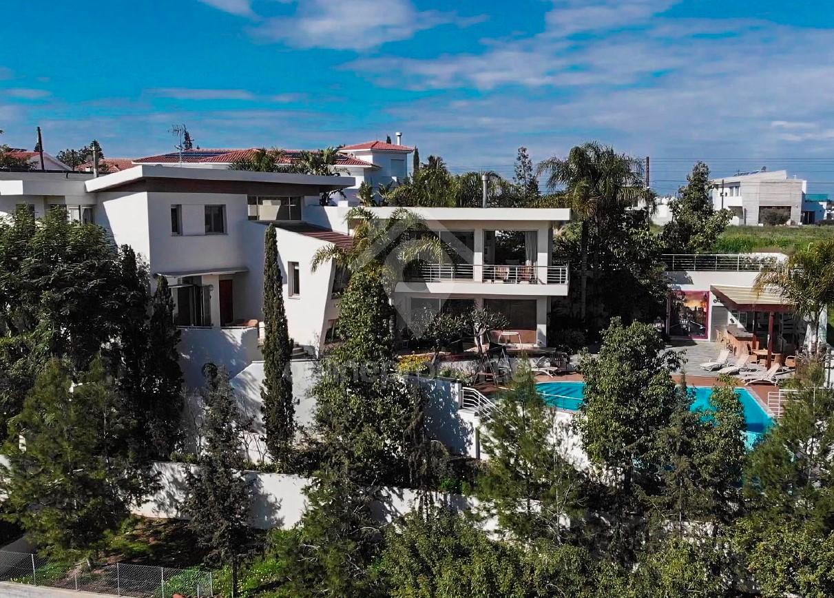 To change image, hover mouse over thumbnails below