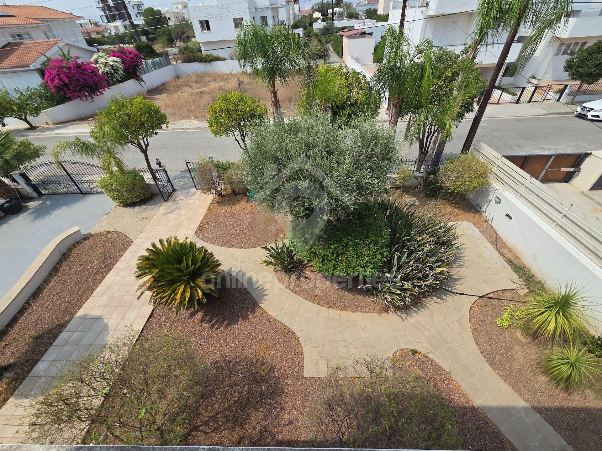 To change image, hover mouse over thumbnails below