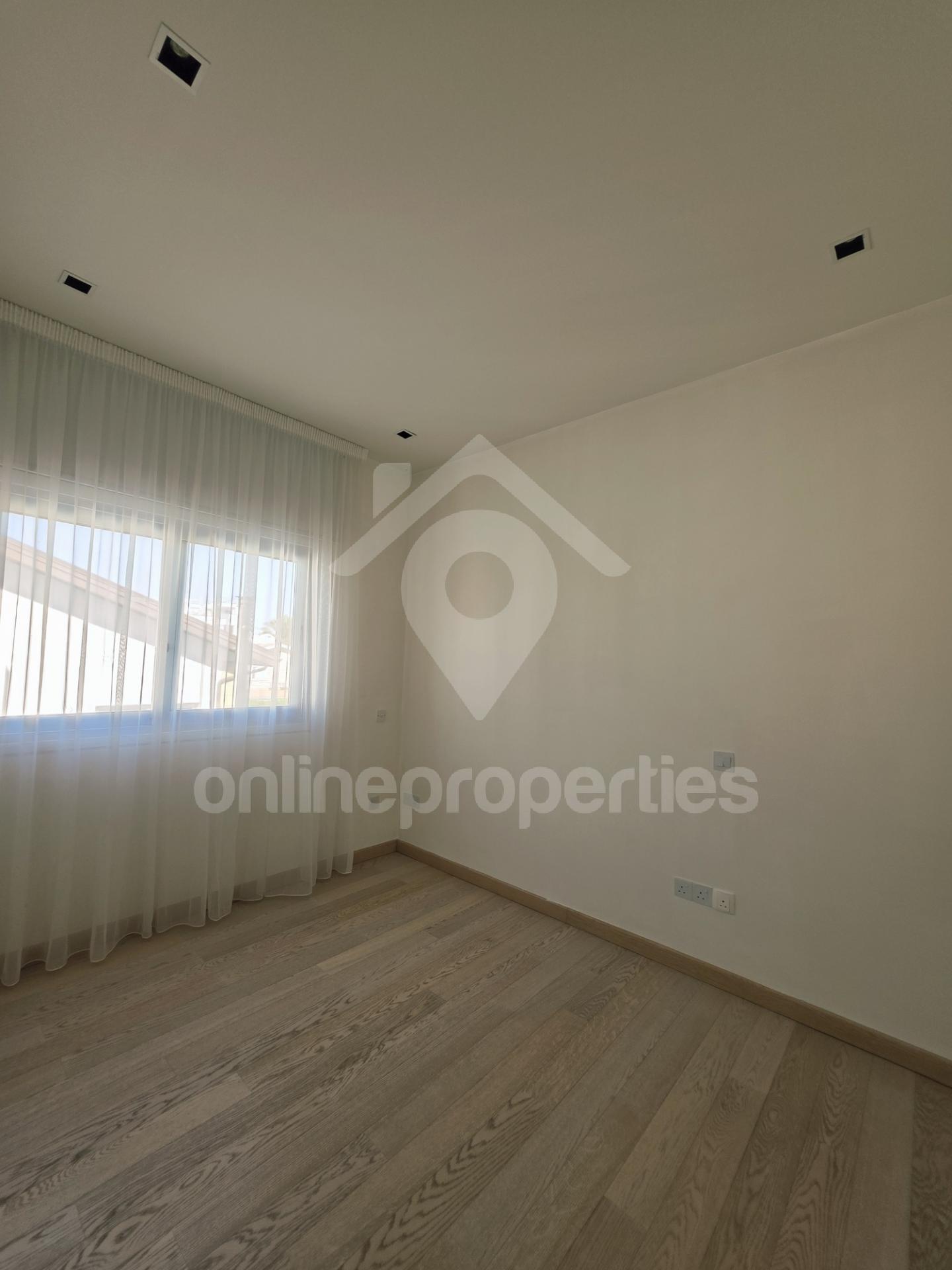 To change image, hover mouse over thumbnails below