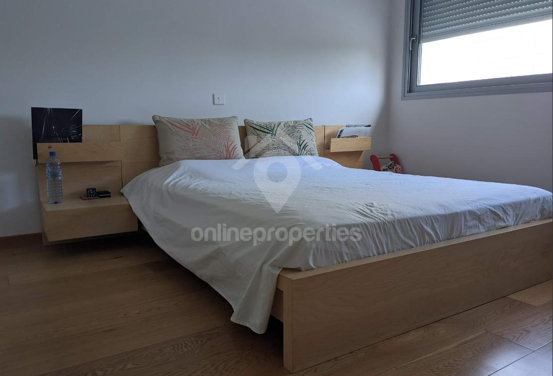 To change image, hover mouse over thumbnails below