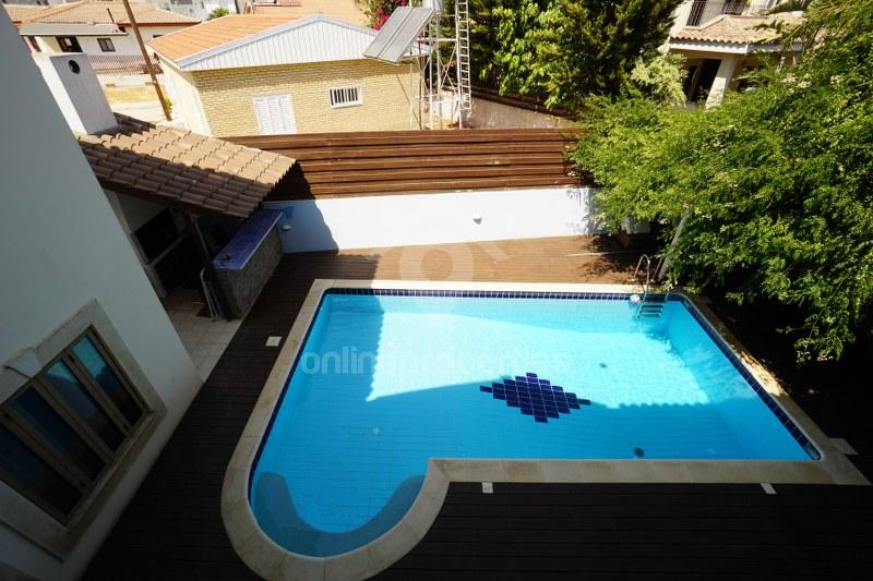 To change image, hover mouse over thumbnails below