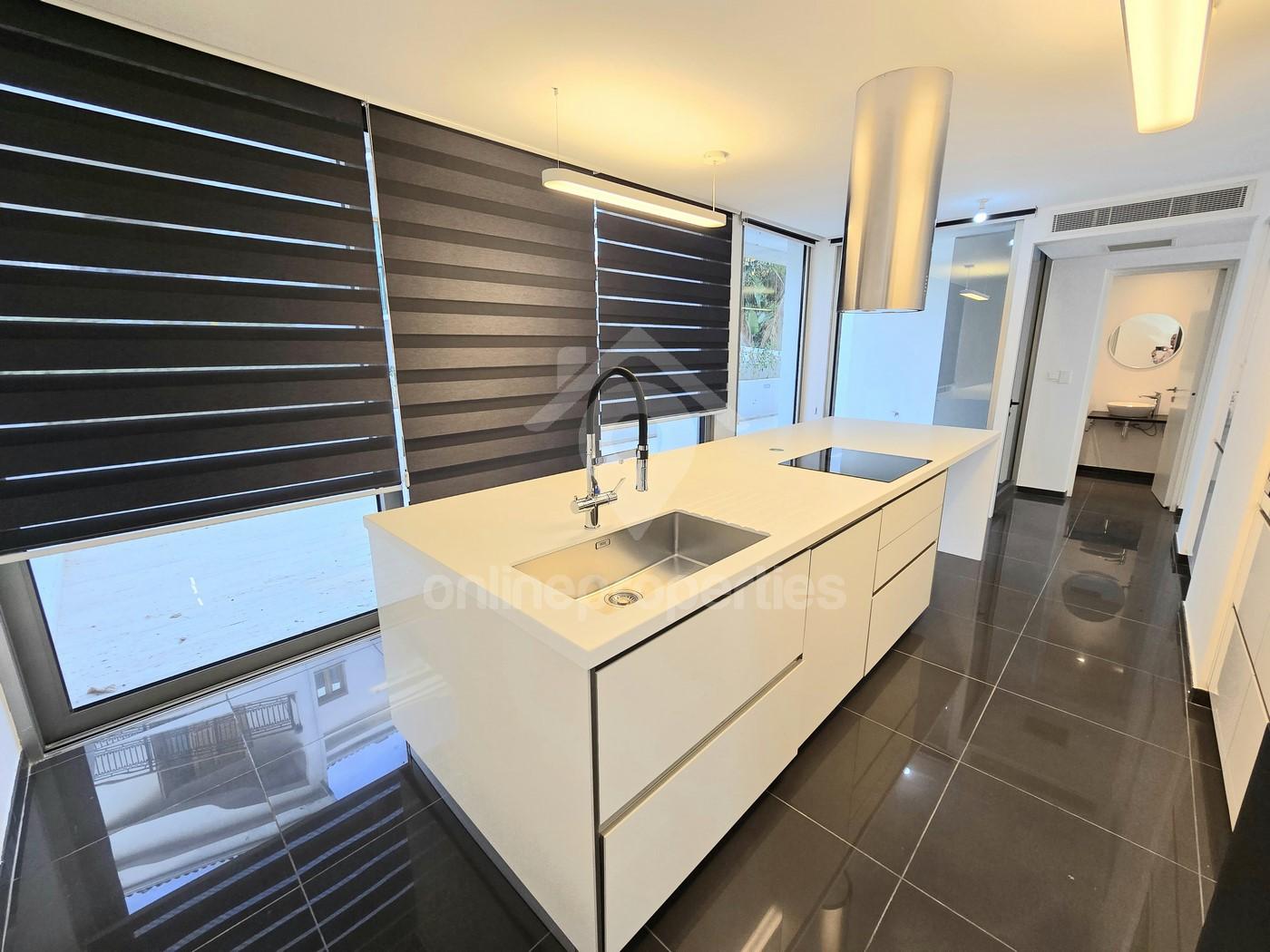 To change image, hover mouse over thumbnails below