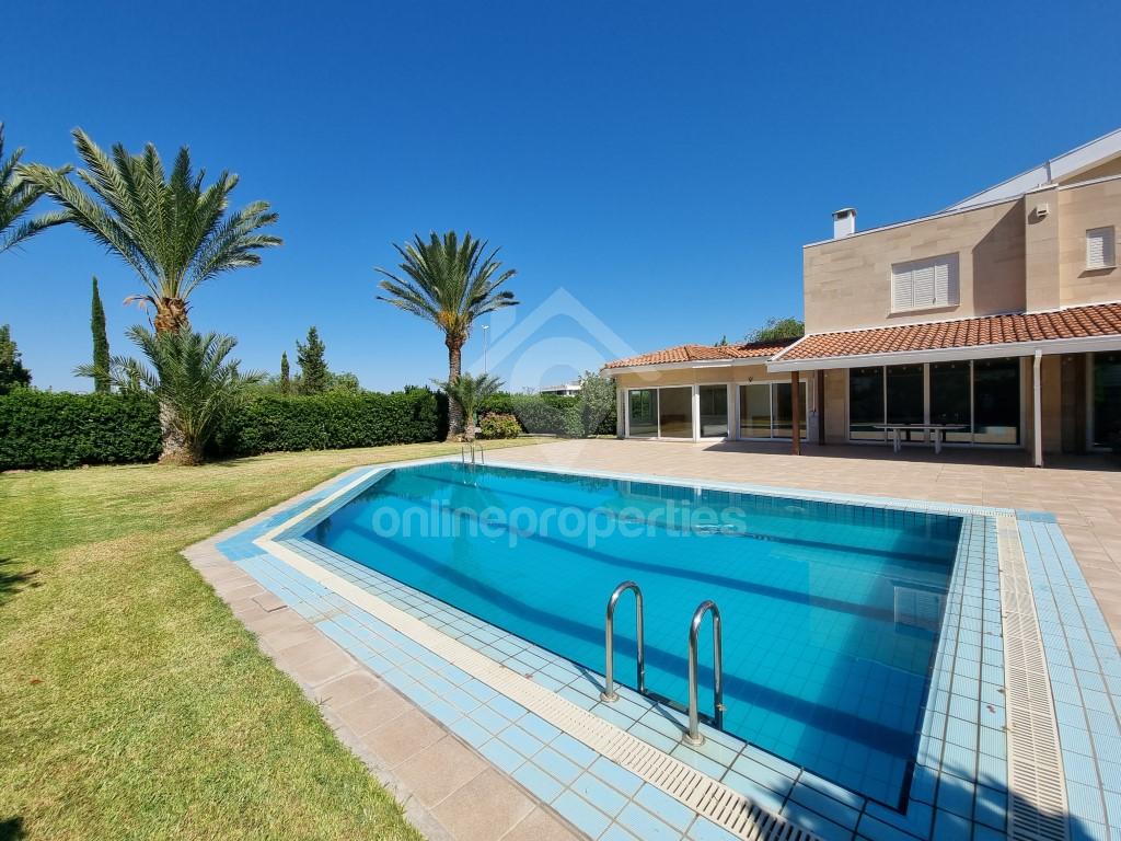 Beautiful 6 bedroom house plus service room and an independent spacious studio