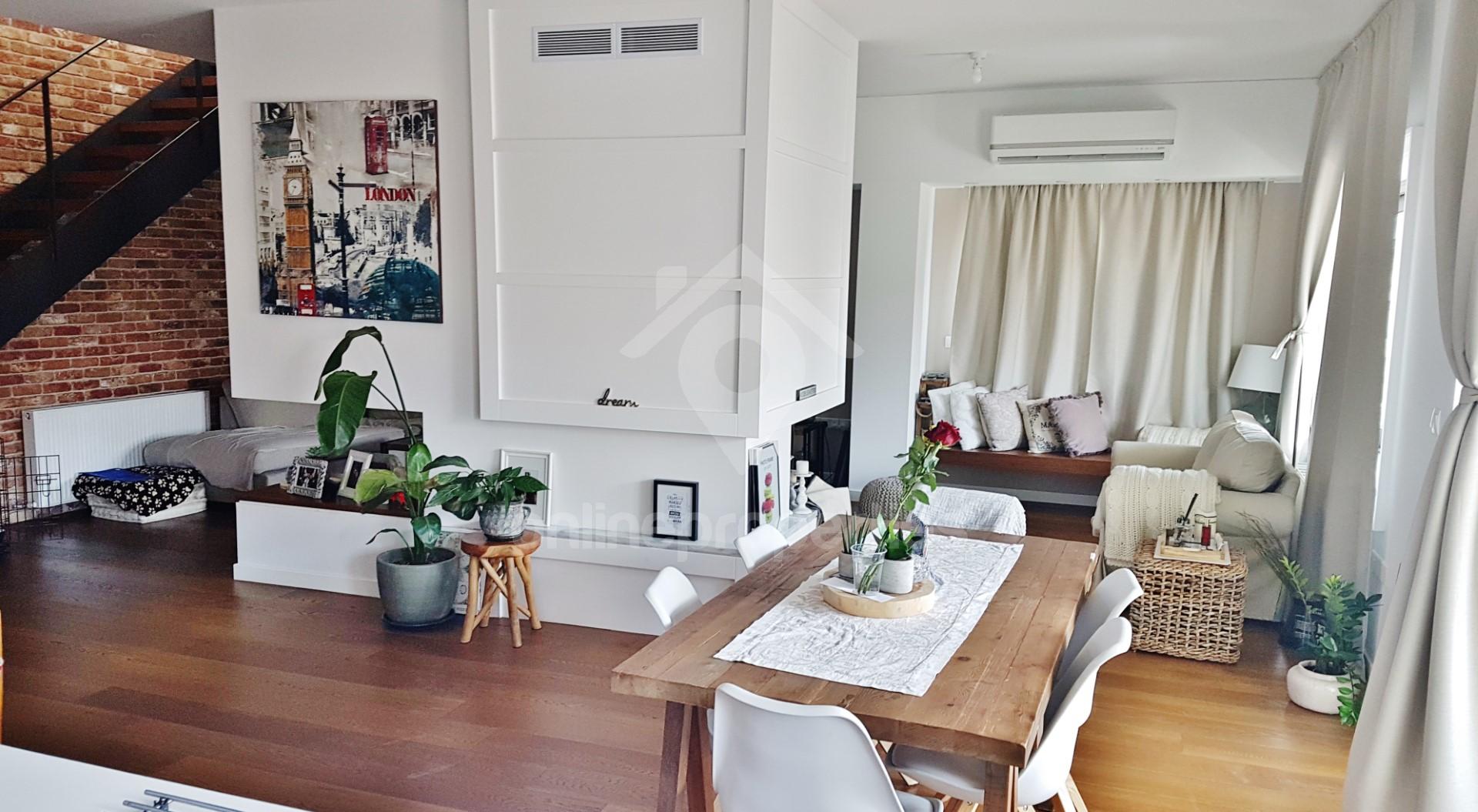 To change image, hover mouse over thumbnails below