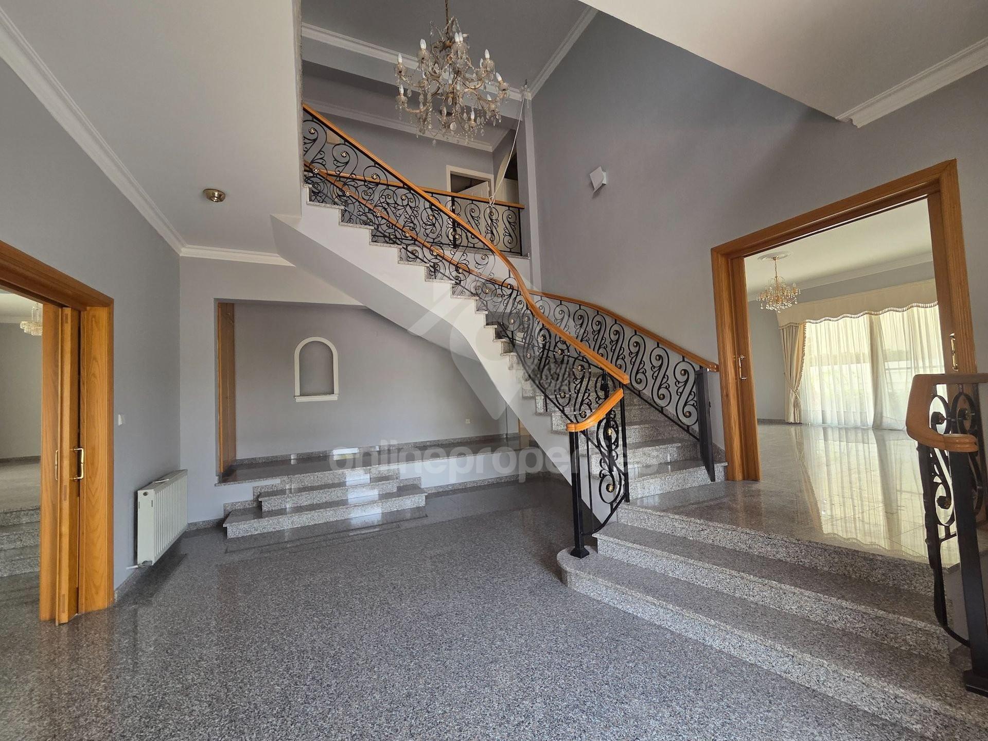 To change image, hover mouse over thumbnails below