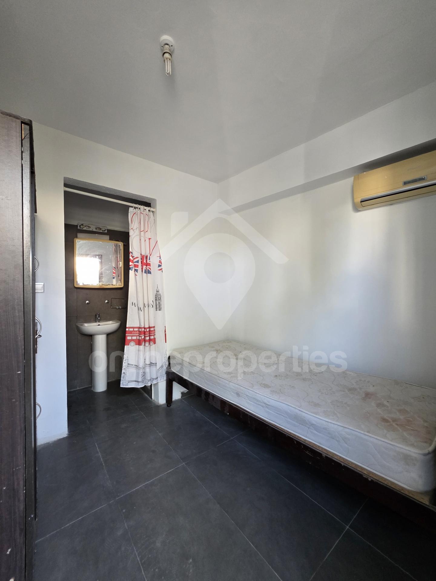 To change image, hover mouse over thumbnails below