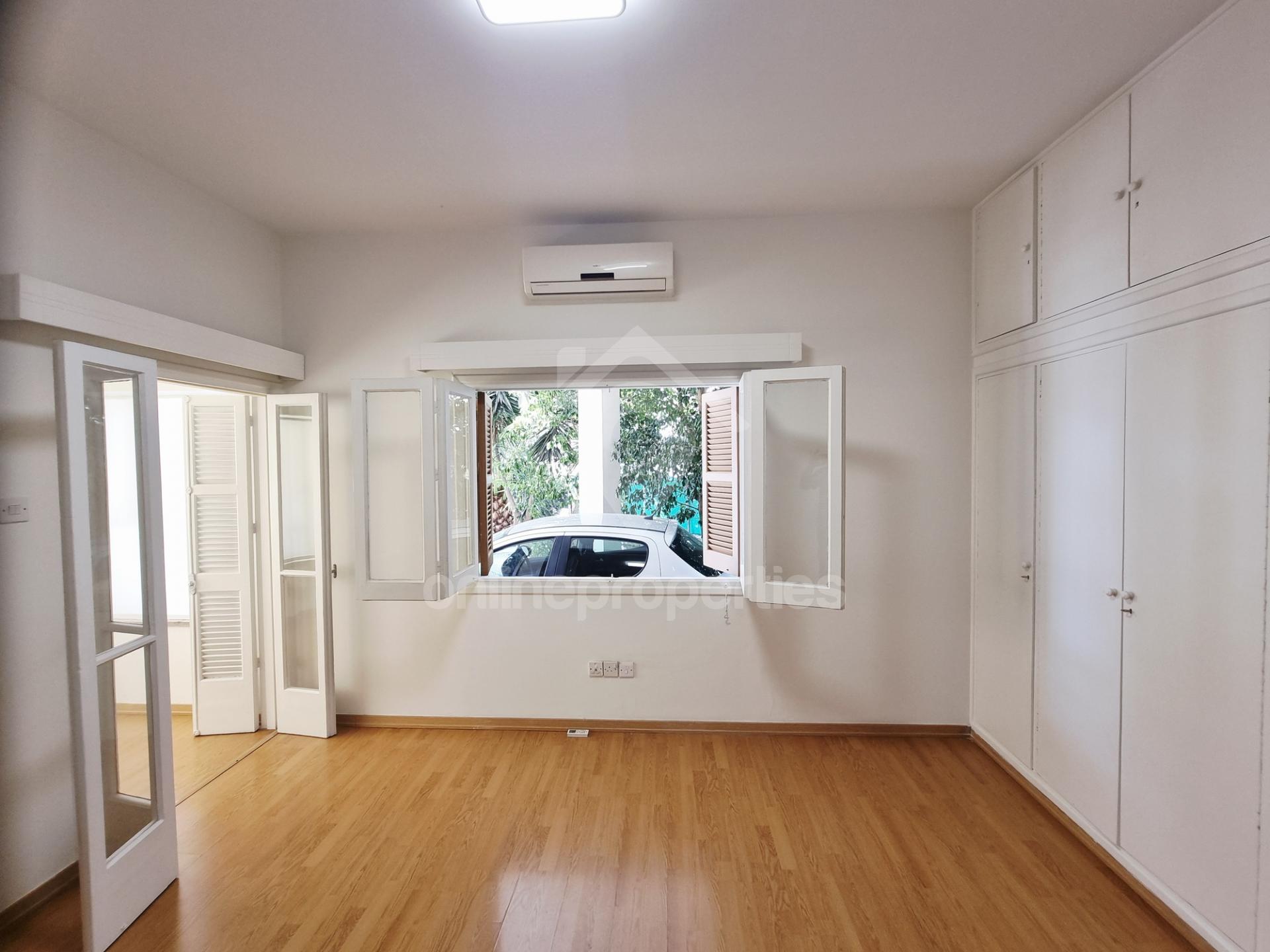 To change image, hover mouse over thumbnails below