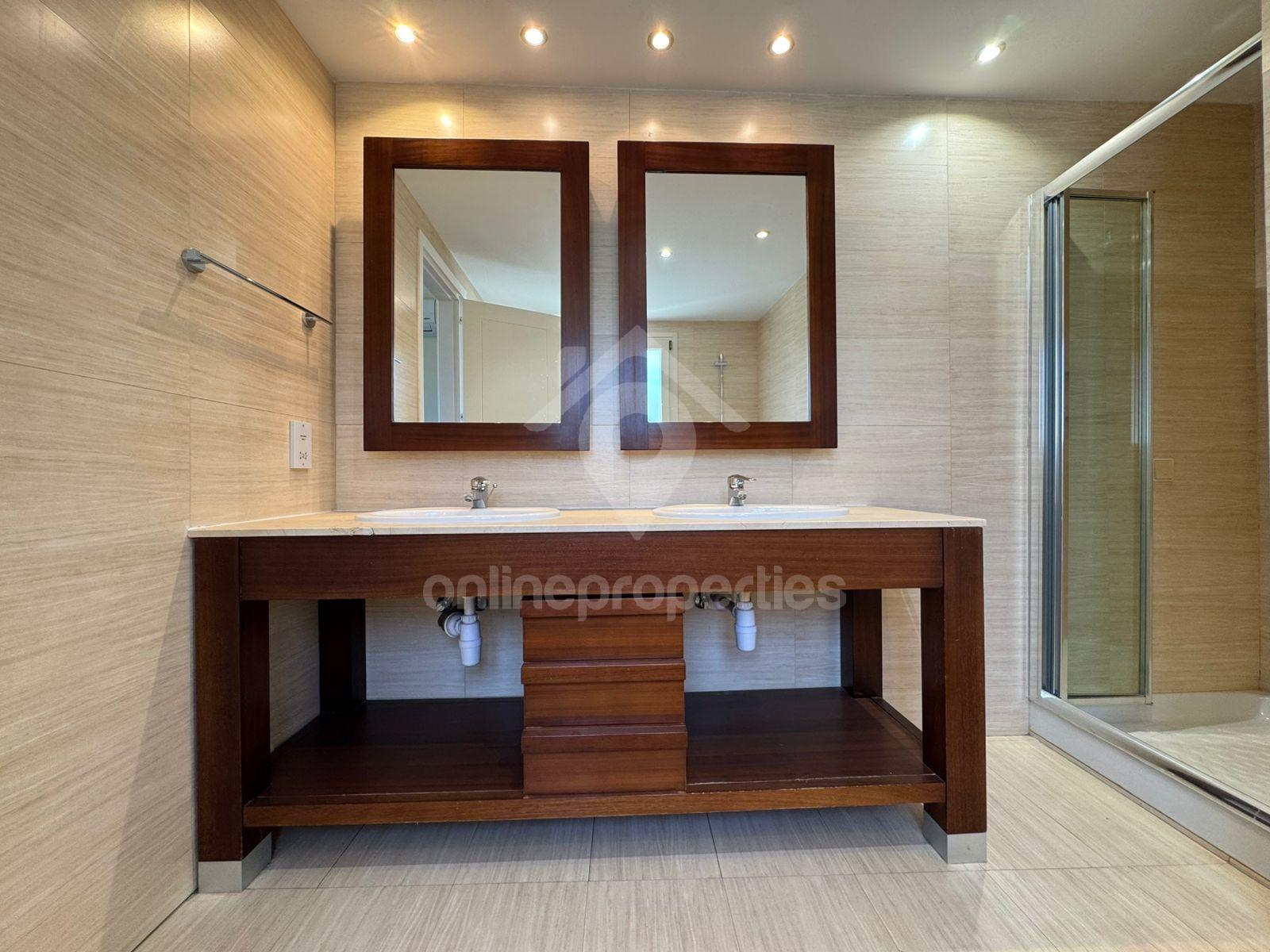 To change image, hover mouse over thumbnails below