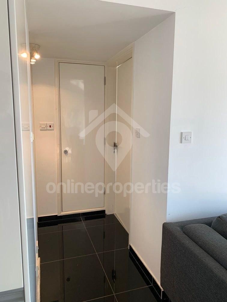 To change image, hover mouse over thumbnails below