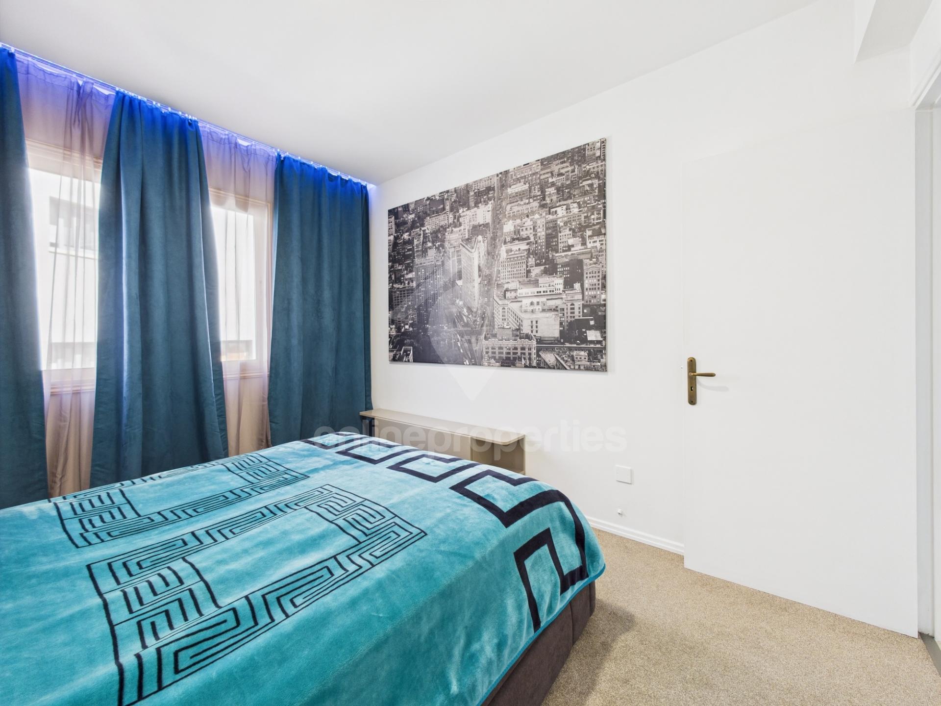 To change image, hover mouse over thumbnails below