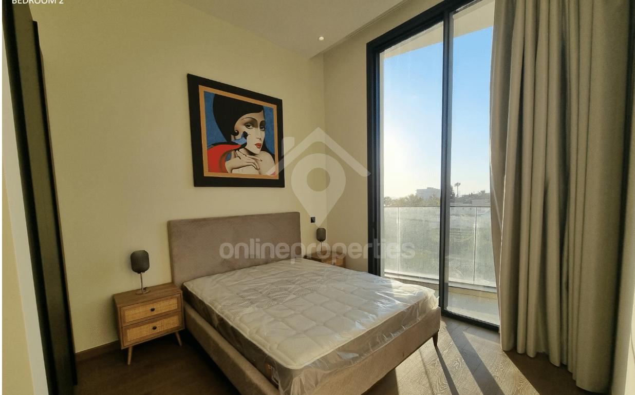 To change image, hover mouse over thumbnails below