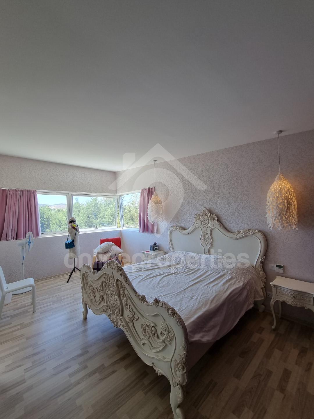 To change image, hover mouse over thumbnails below