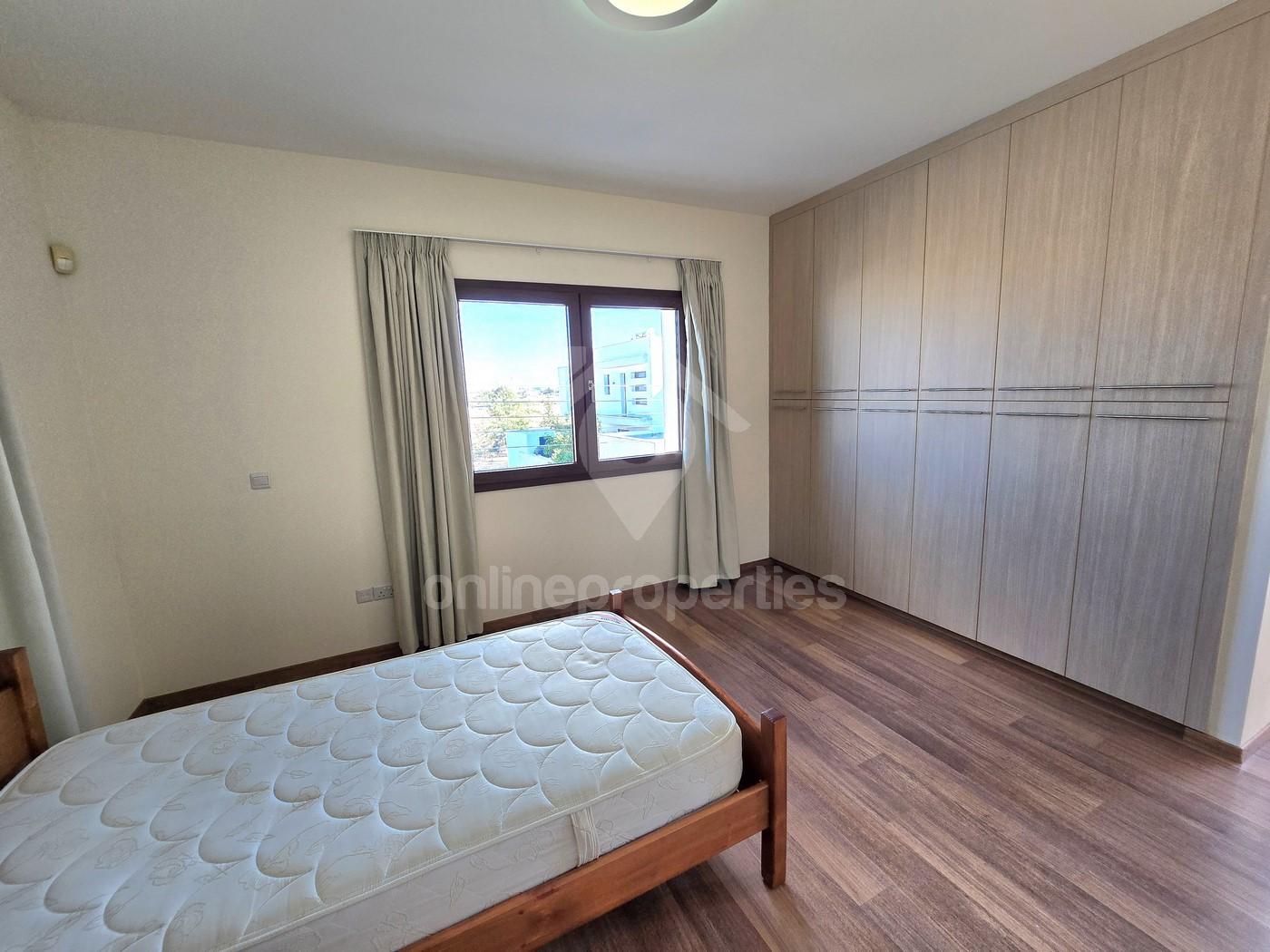 To change image, hover mouse over thumbnails below