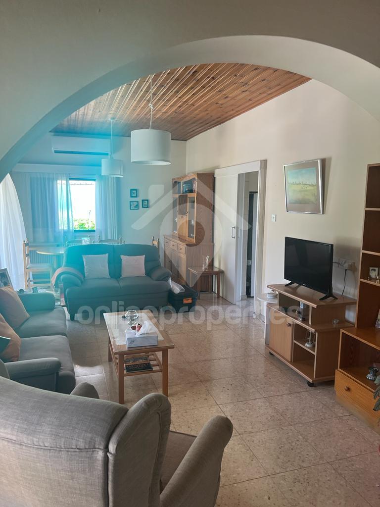 To change image, hover mouse over thumbnails below