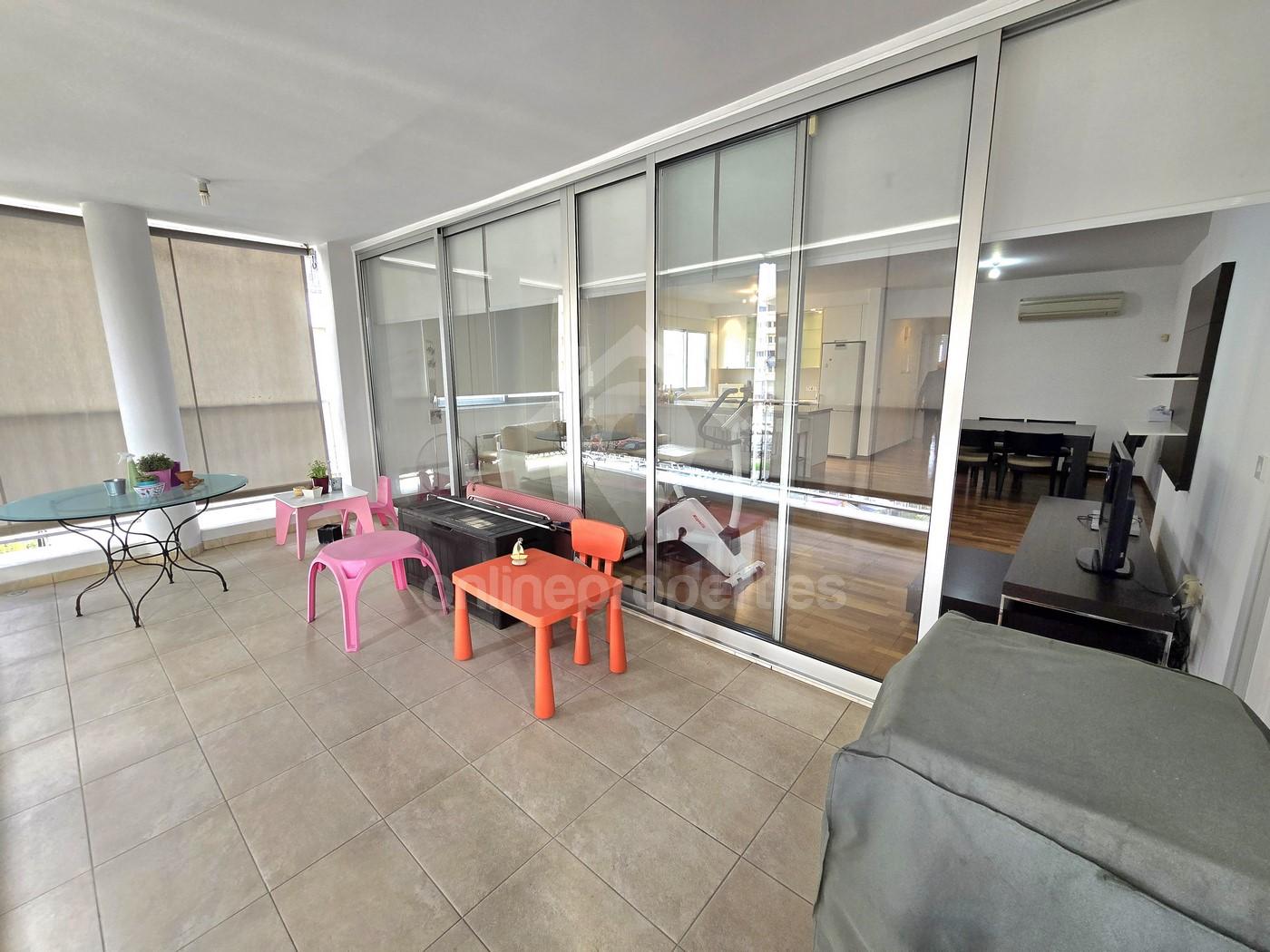 To change image, hover mouse over thumbnails below