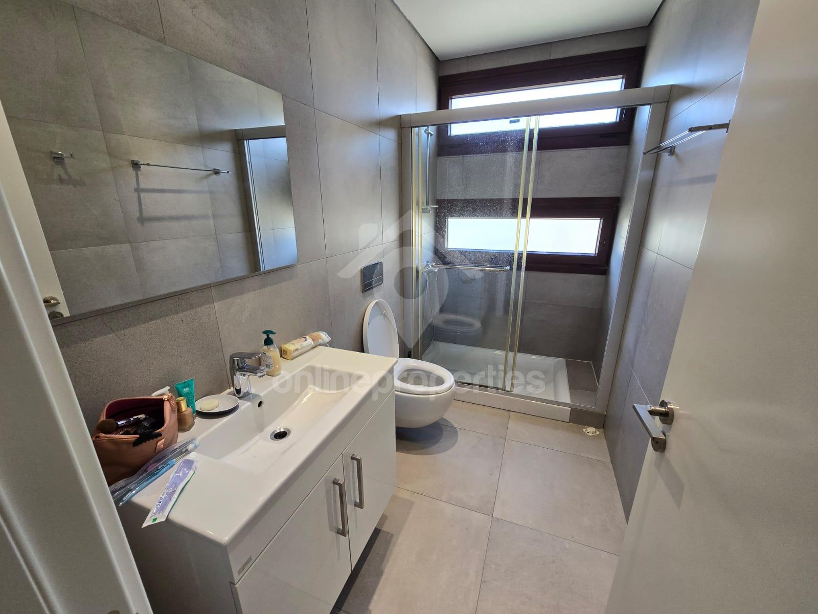 To change image, hover mouse over thumbnails below