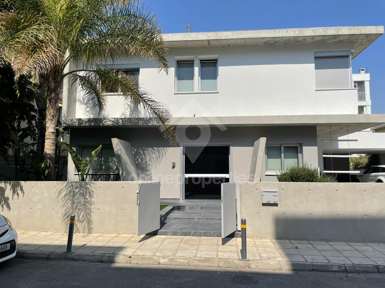 Beautiful 3+ bedrooms detached house with a pool