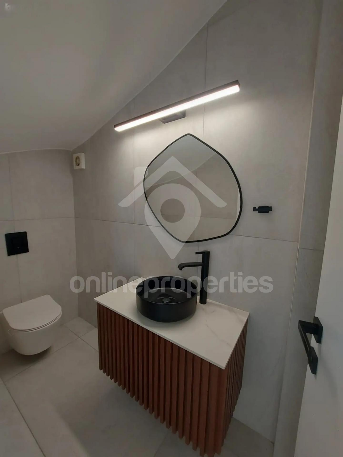 To change image, hover mouse over thumbnails below