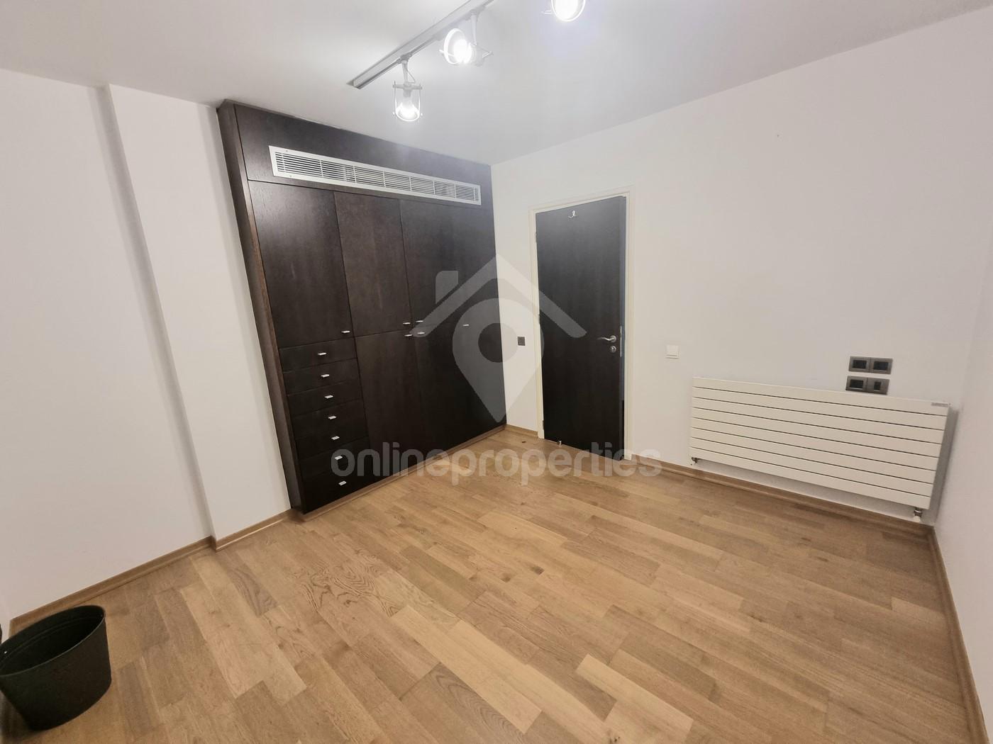 To change image, hover mouse over thumbnails below