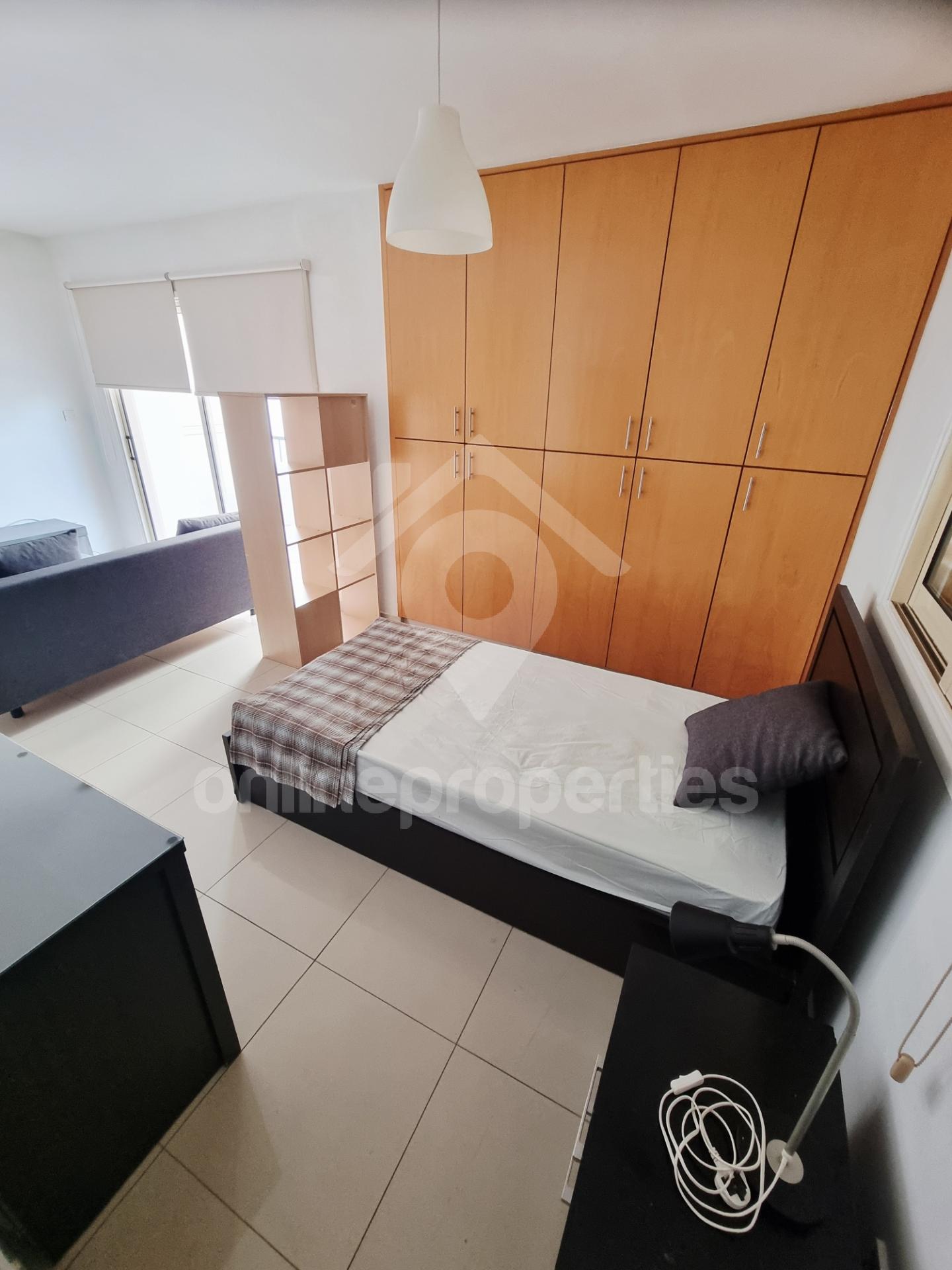 To change image, hover mouse over thumbnails below