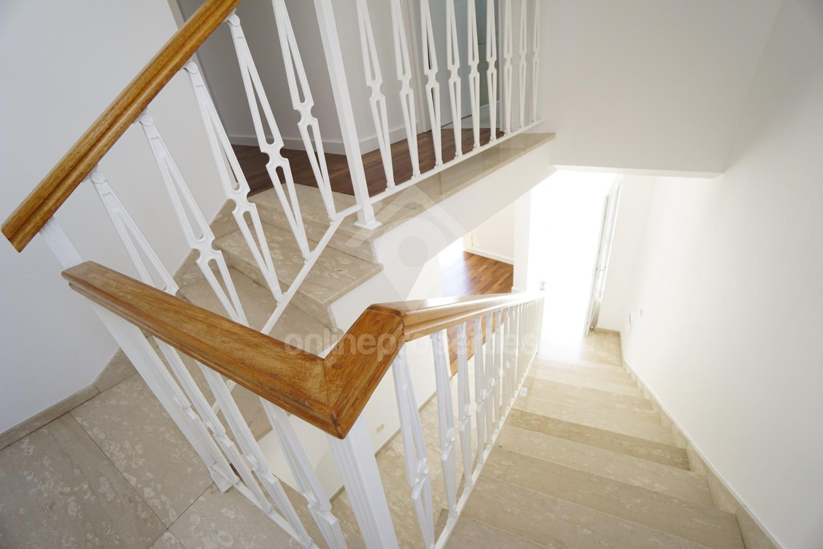 To change image, hover mouse over thumbnails below