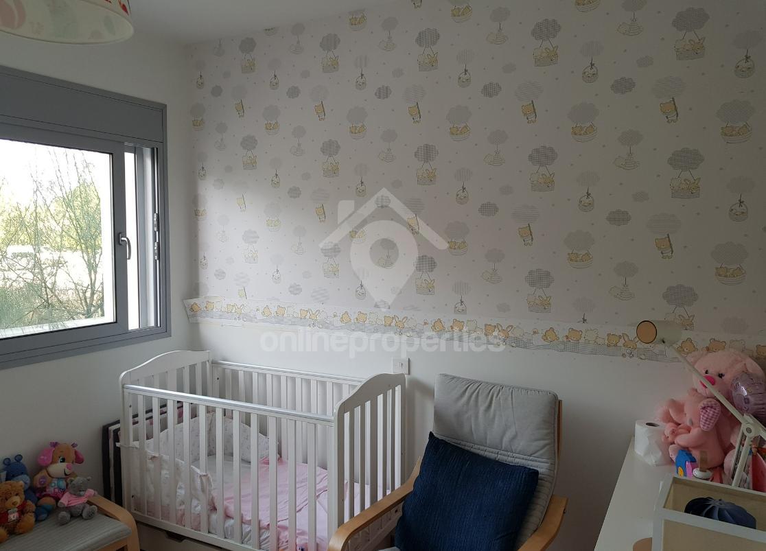 To change image, hover mouse over thumbnails below