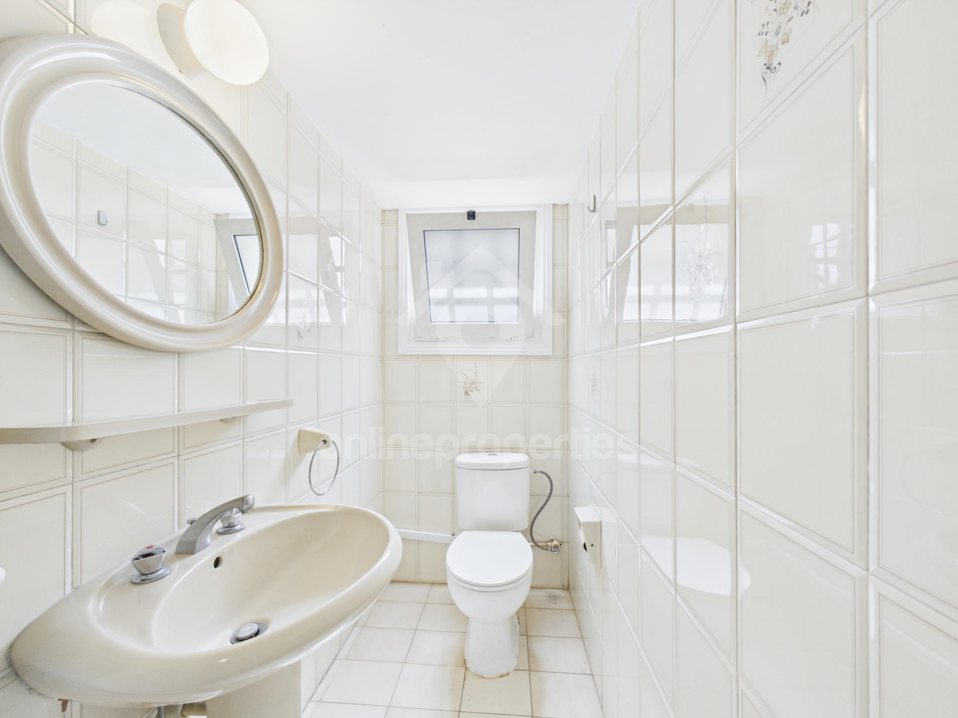 To change image, hover mouse over thumbnails below