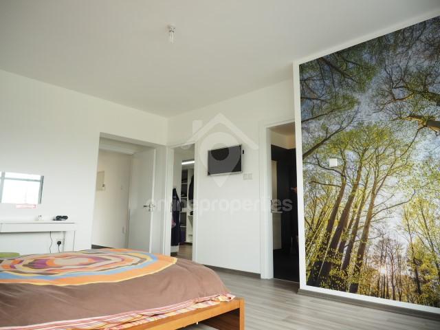 To change image, hover mouse over thumbnails below