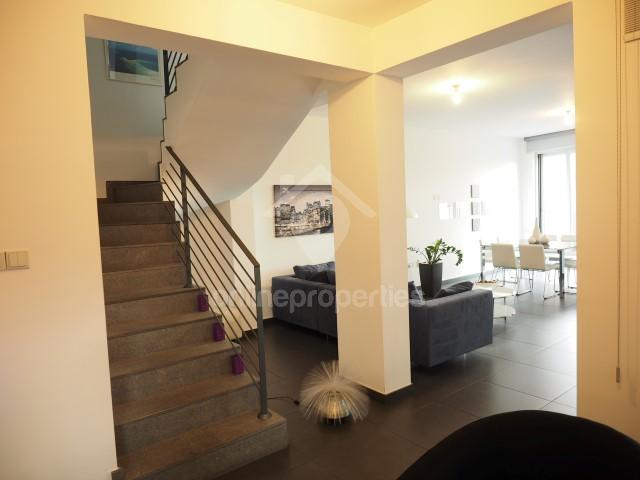 To change image, hover mouse over thumbnails below