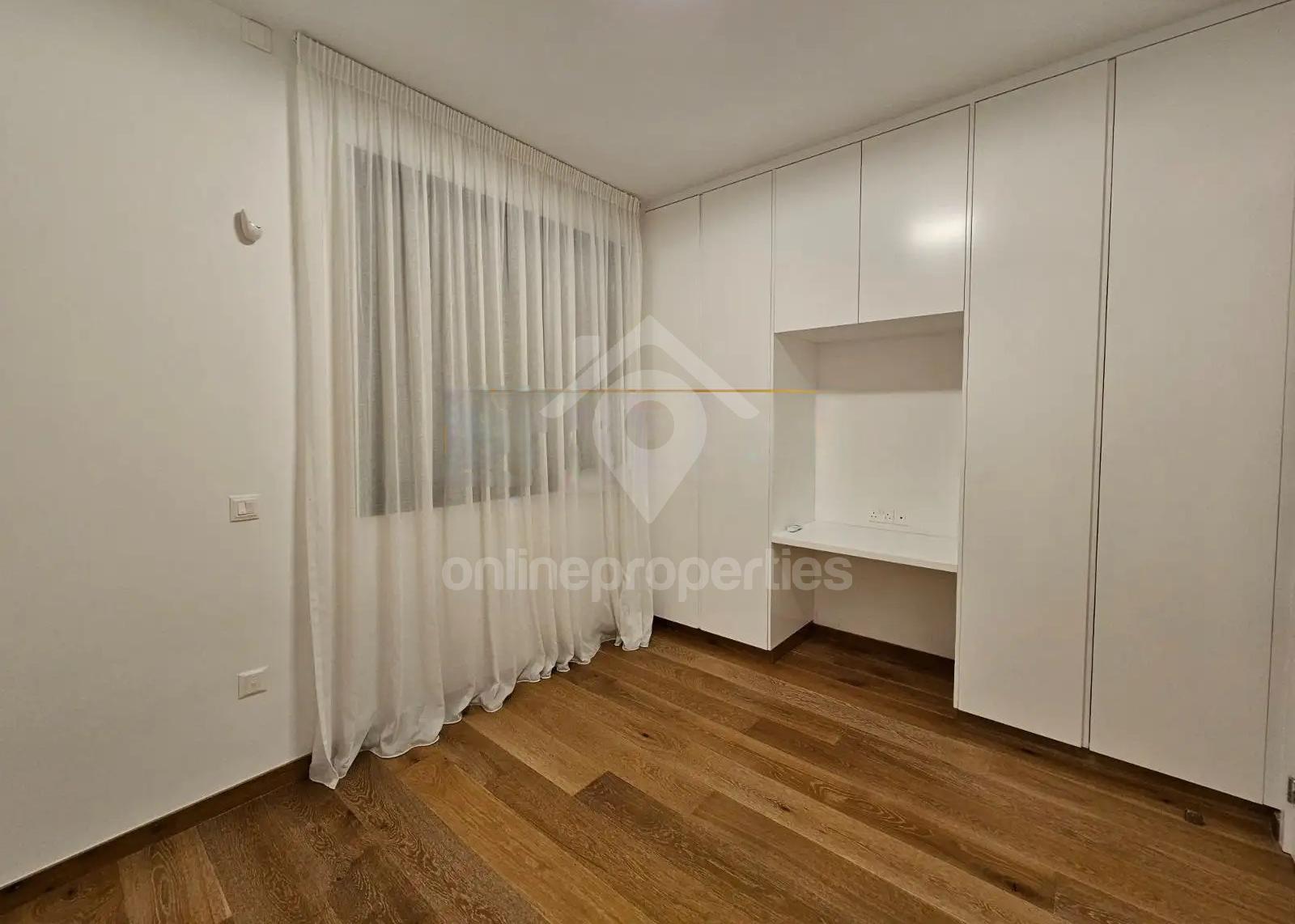 To change image, hover mouse over thumbnails below