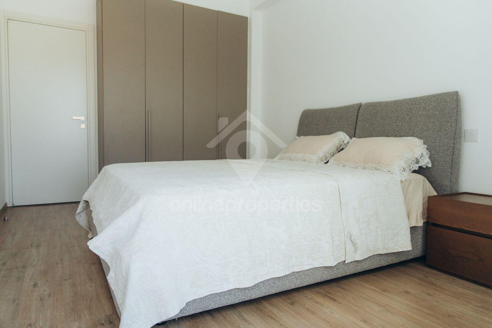 To change image, hover mouse over thumbnails below