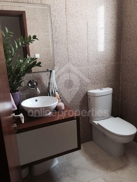 To change image, hover mouse over thumbnails below