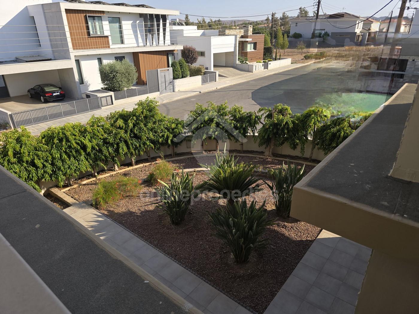 To change image, hover mouse over thumbnails below