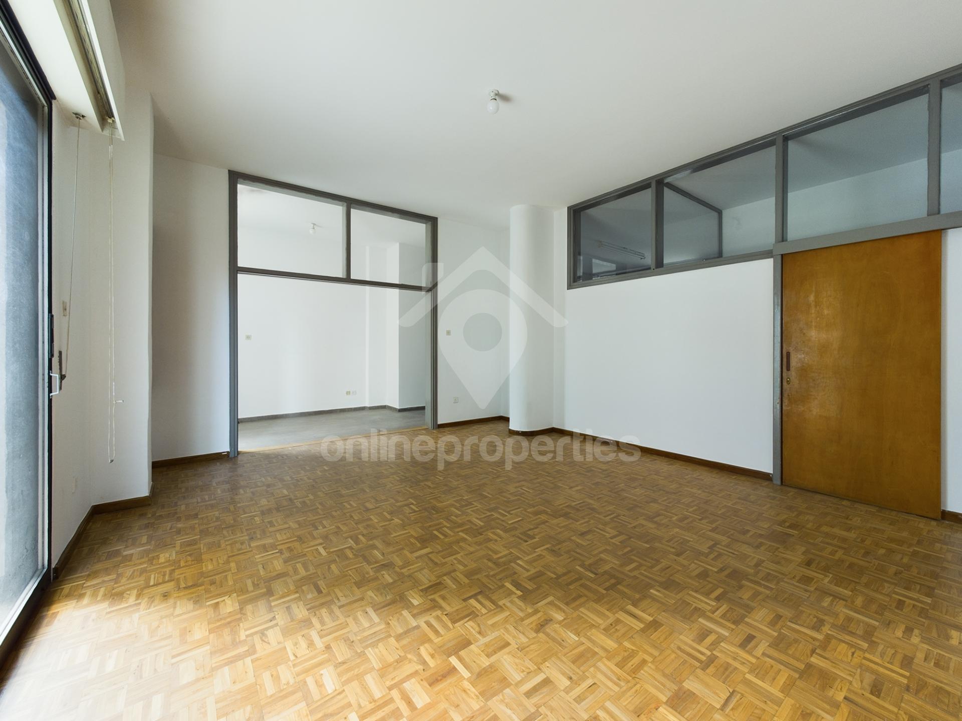 To change image, hover mouse over thumbnails below