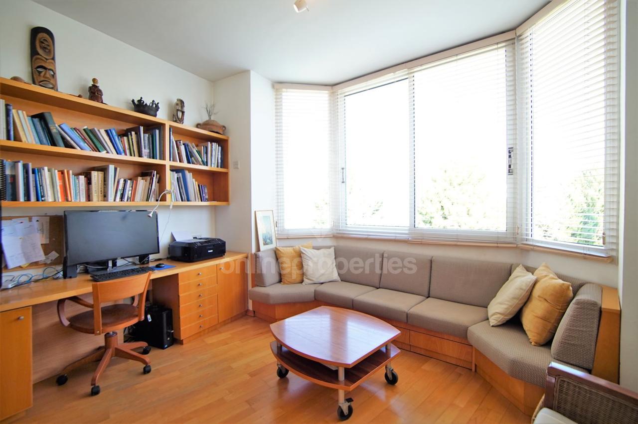 To change image, hover mouse over thumbnails below