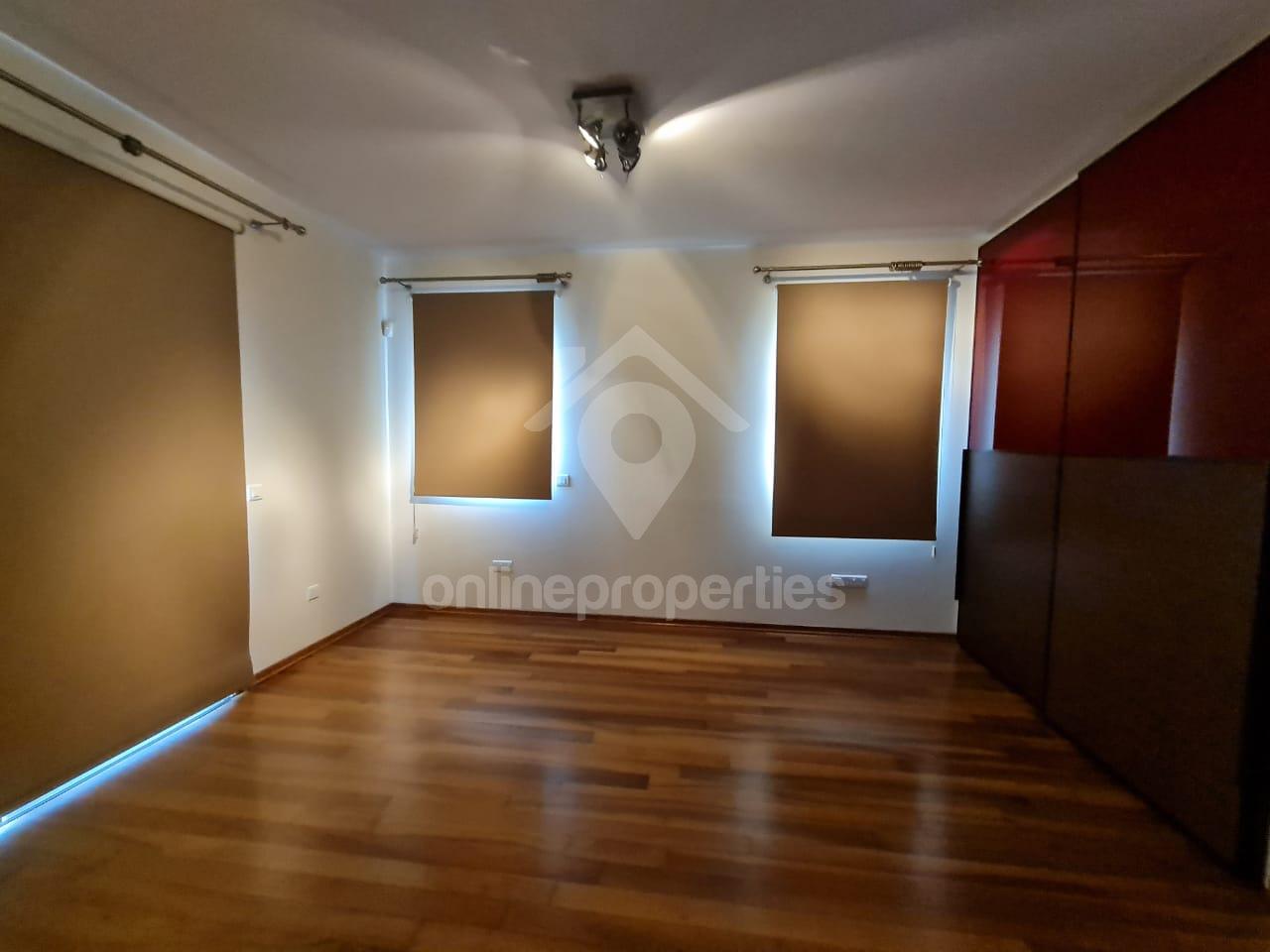 To change image, hover mouse over thumbnails below