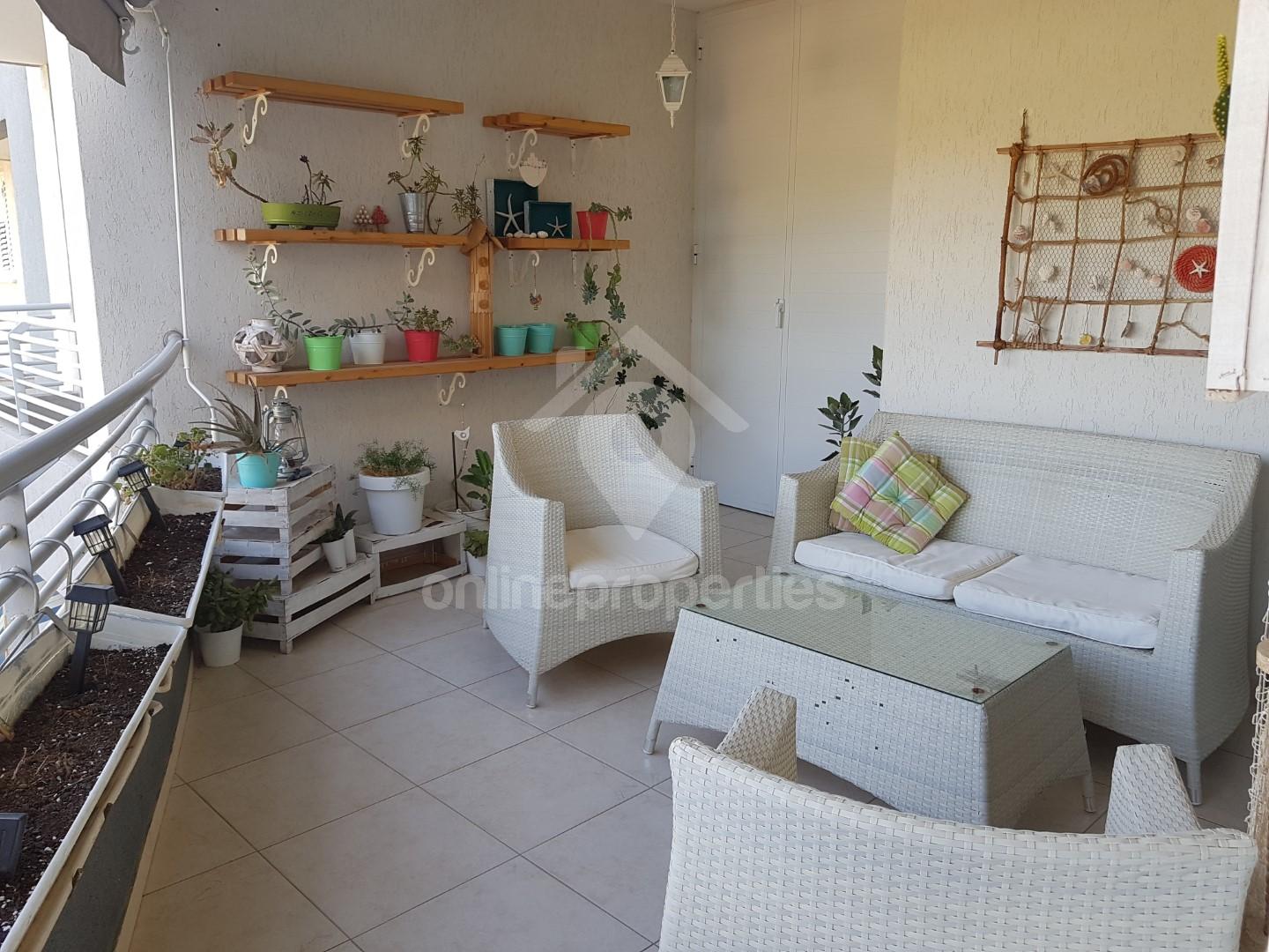 To change image, hover mouse over thumbnails below