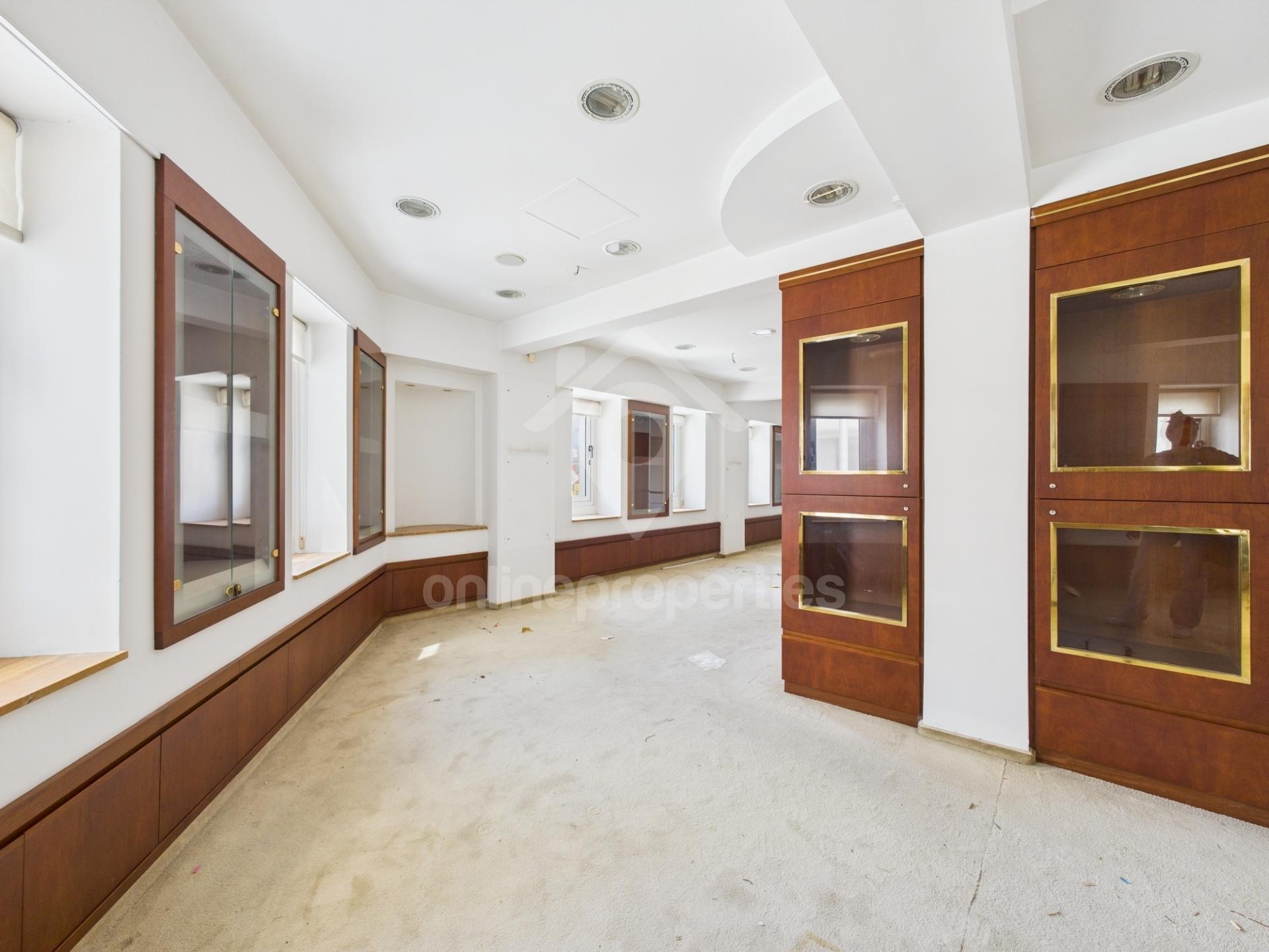 To change image, hover mouse over thumbnails below