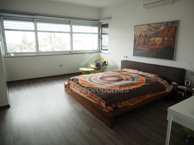 To change image, hover mouse over thumbnails below