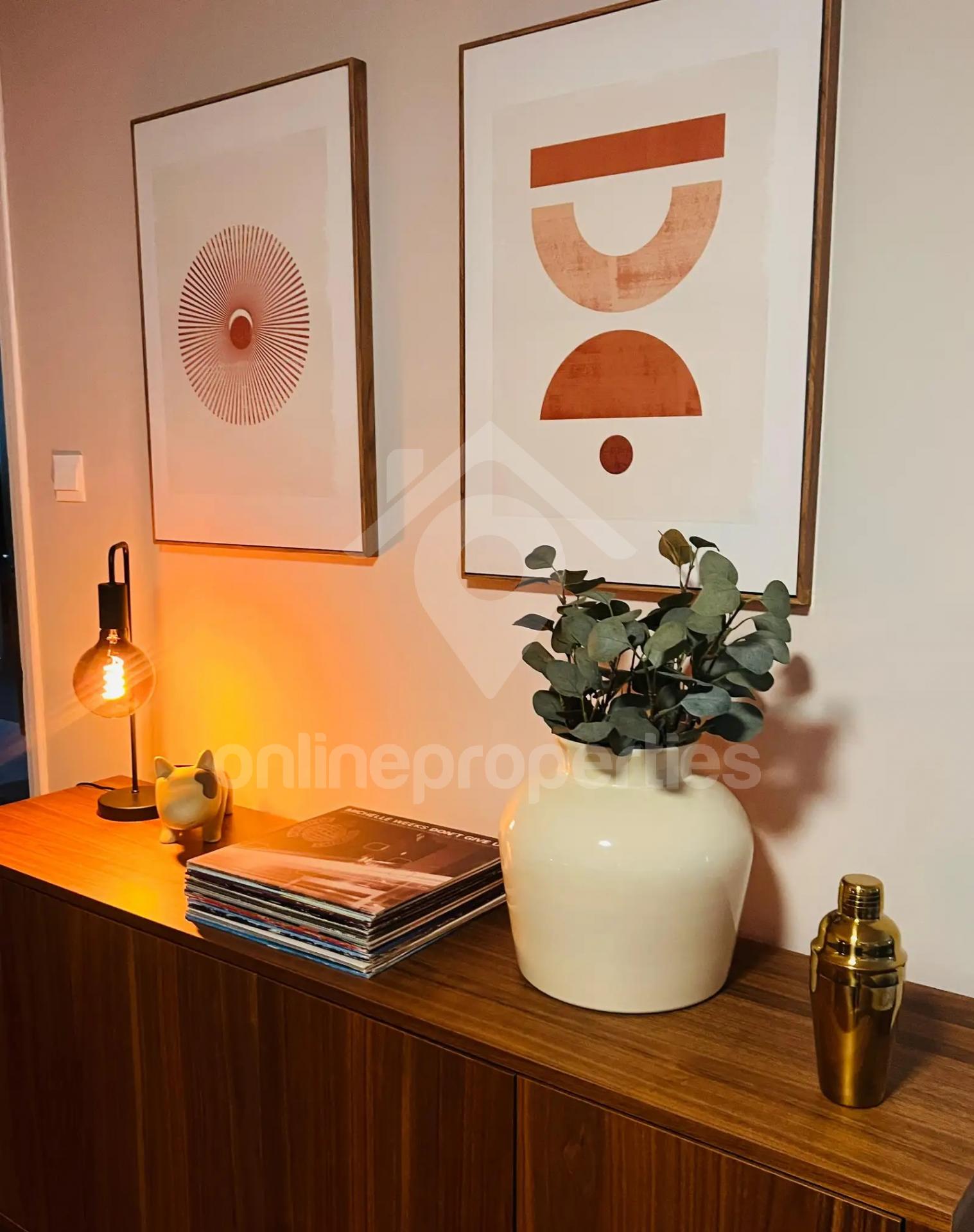 To change image, hover mouse over thumbnails below