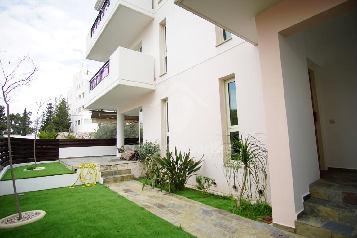 To change image, hover mouse over thumbnails below