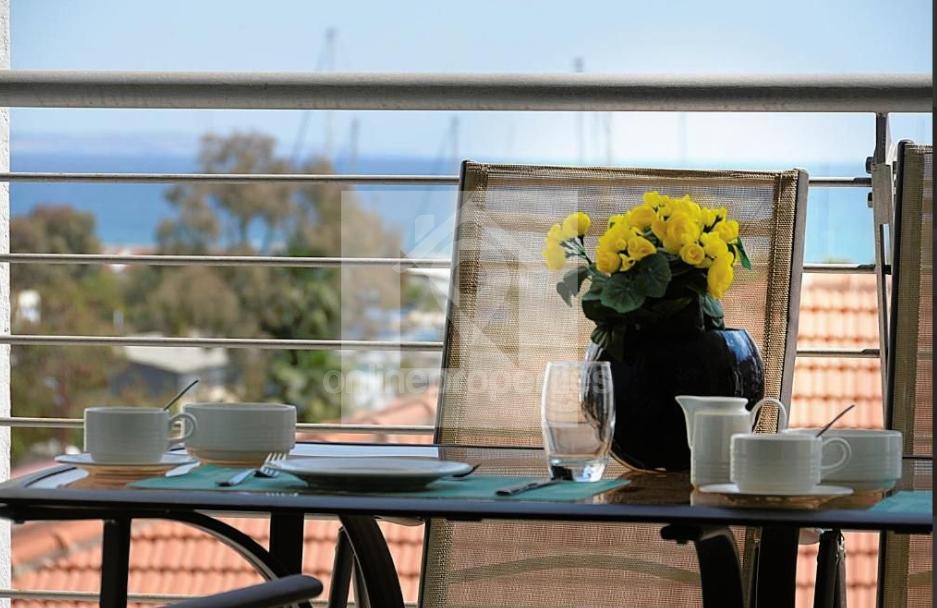 To change image, hover mouse over thumbnails below