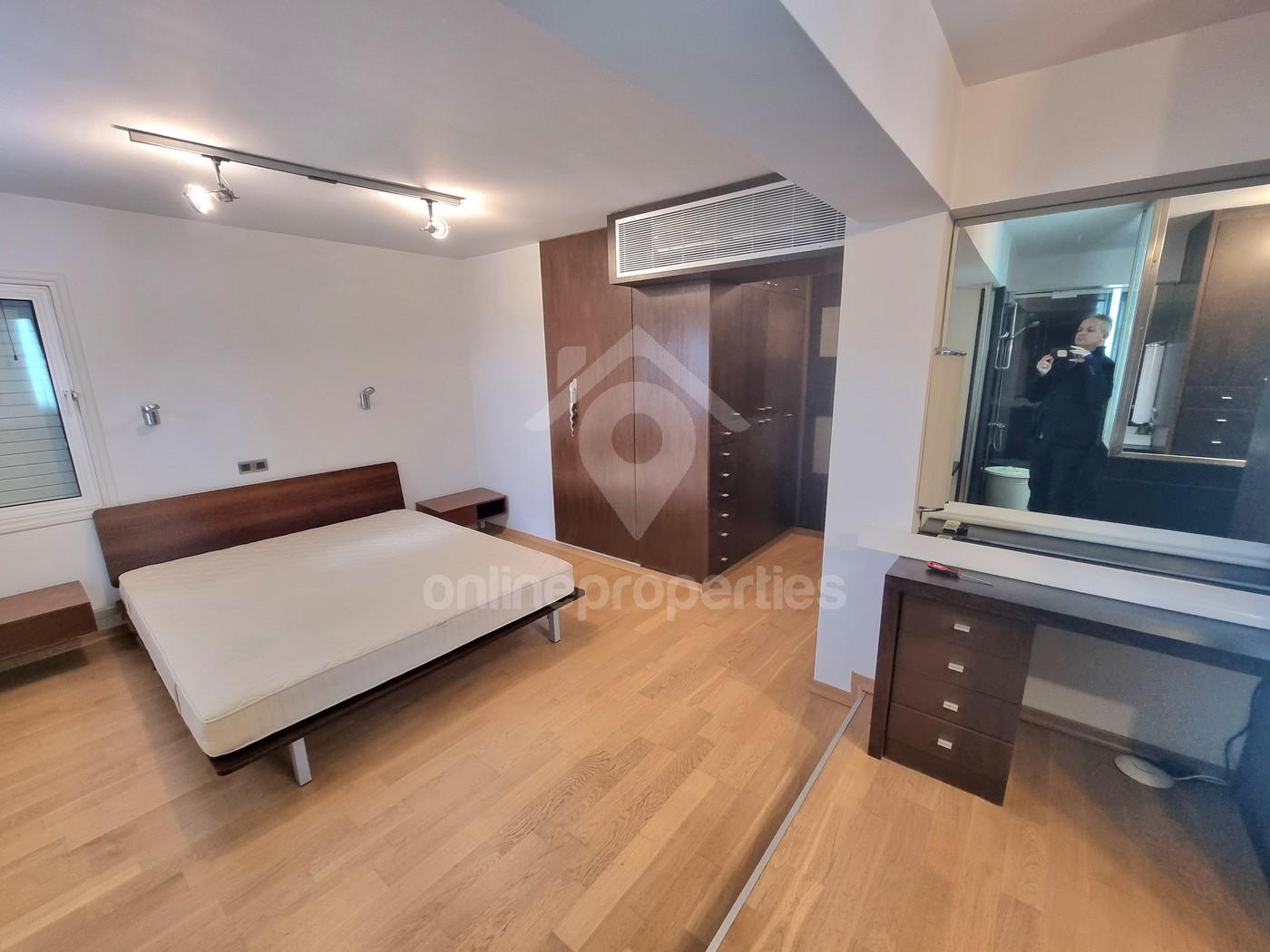 To change image, hover mouse over thumbnails below