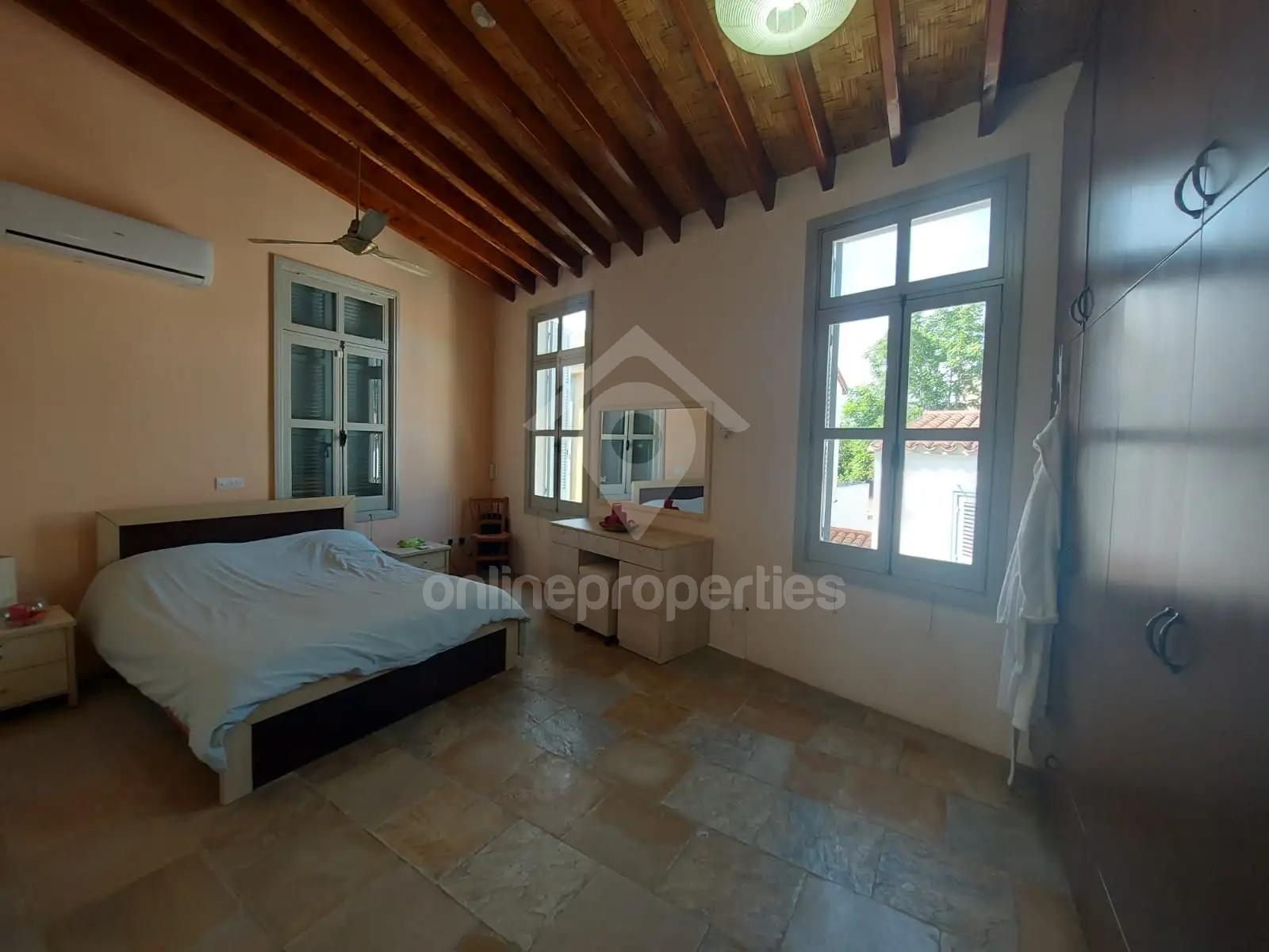 To change image, hover mouse over thumbnails below