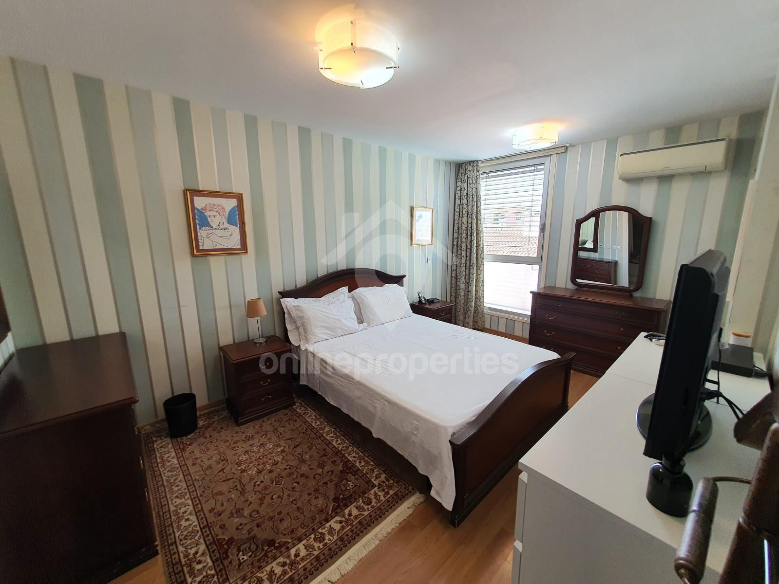 To change image, hover mouse over thumbnails below