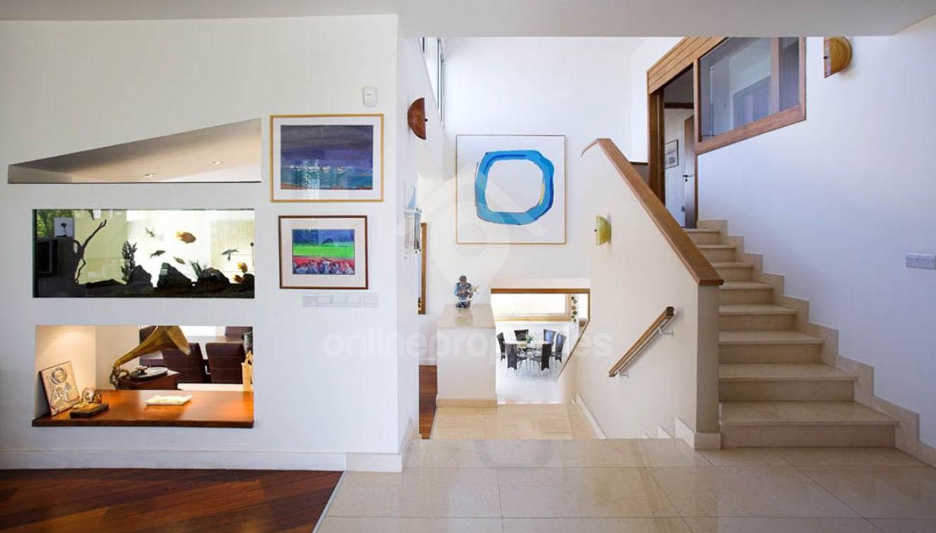 To change image, hover mouse over thumbnails below